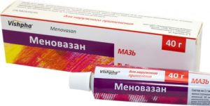 Меновазин – комбинированное средство, которое благодаря входящим в состав ментолу, бенозокаину и прокаину оказывает обезболивающее местное действие. 
